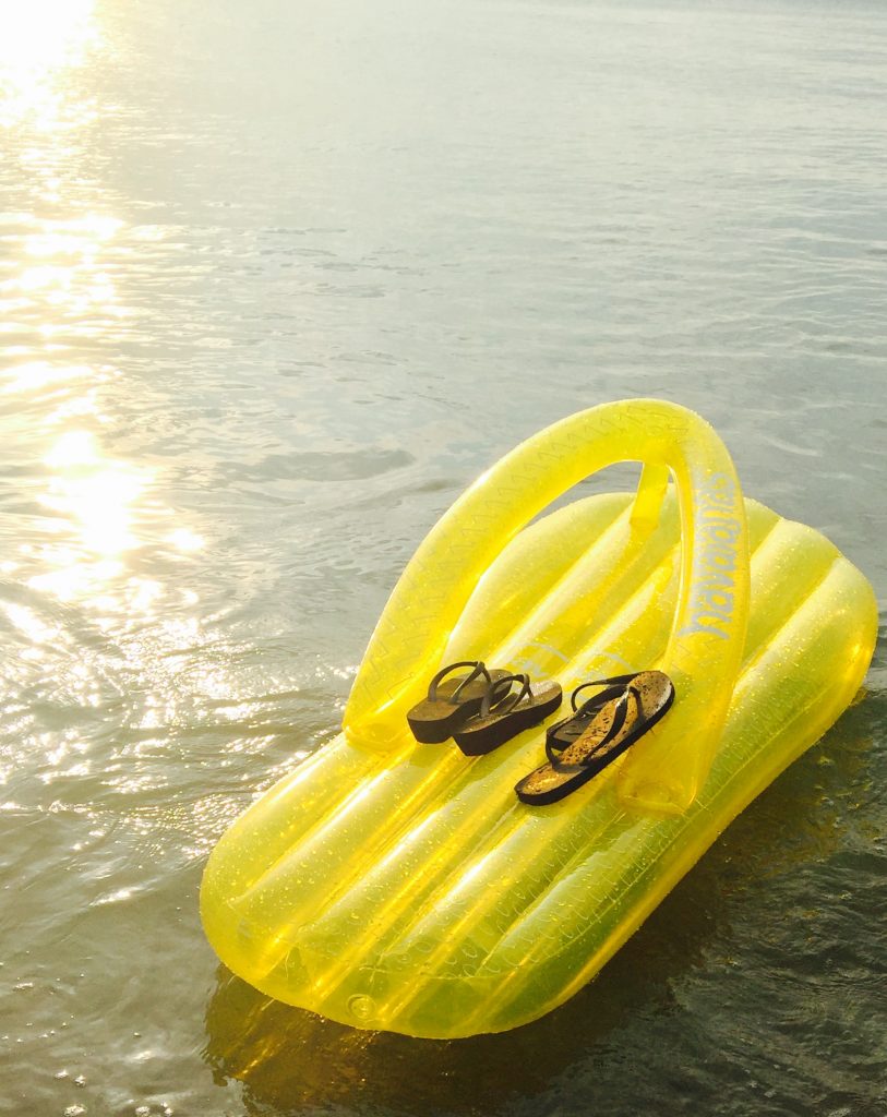 VALENTINE'S DAY GIFT IDEAS WITH HAVAIANAS floating in the sea