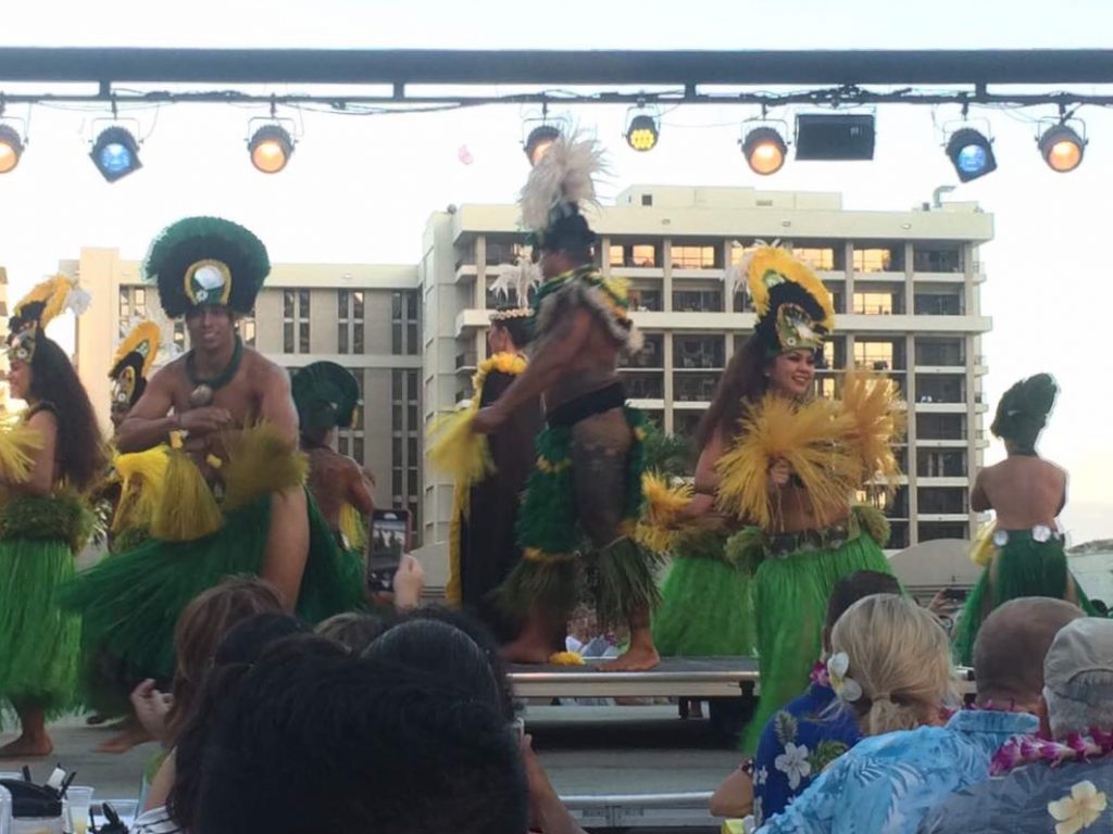 Discover the Paradise Island of Hawaii and what to see and do in Honolulu hula dancers