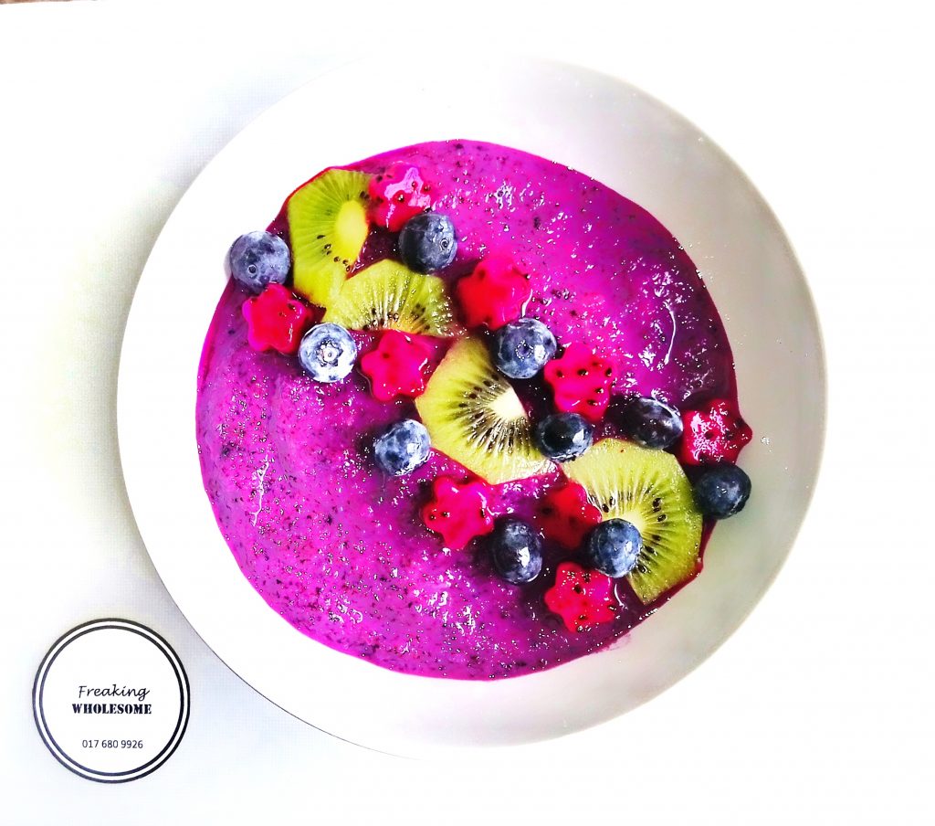 radiant skin smoothie bowl with kiwi, blueberries and pittaya