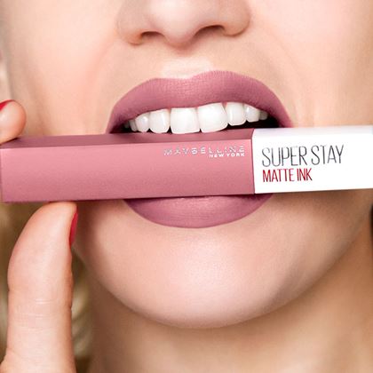woman biting on lipstick maybelline super stay