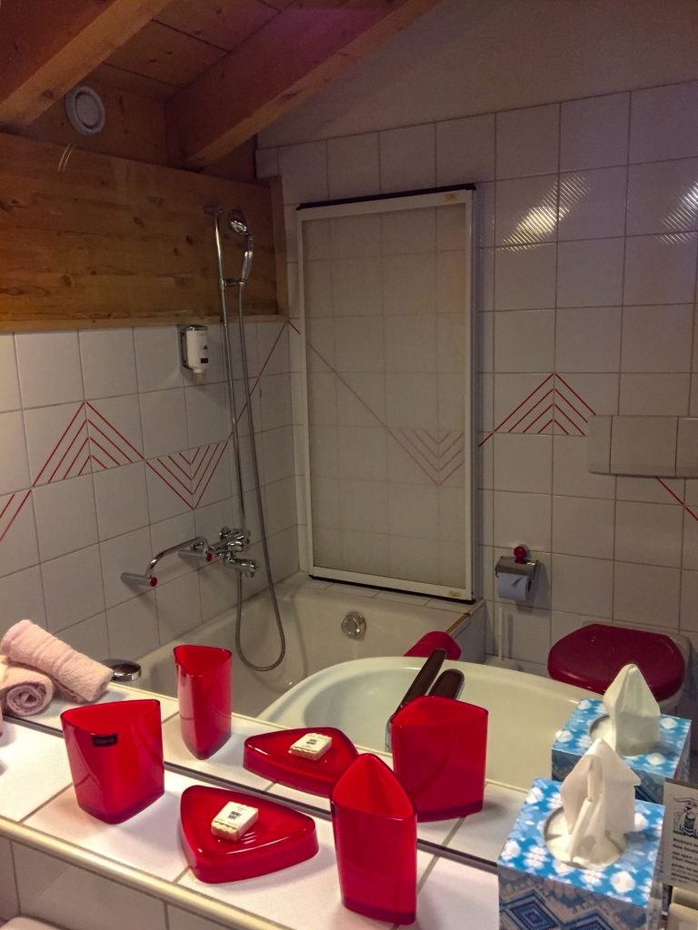 En-suite bathroom with a tub at Krauter Hotel Edelweiss