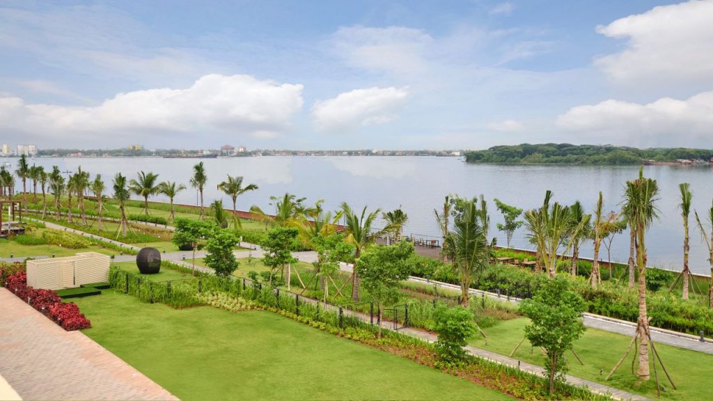 lush green lawns at the grand hyatt kochi