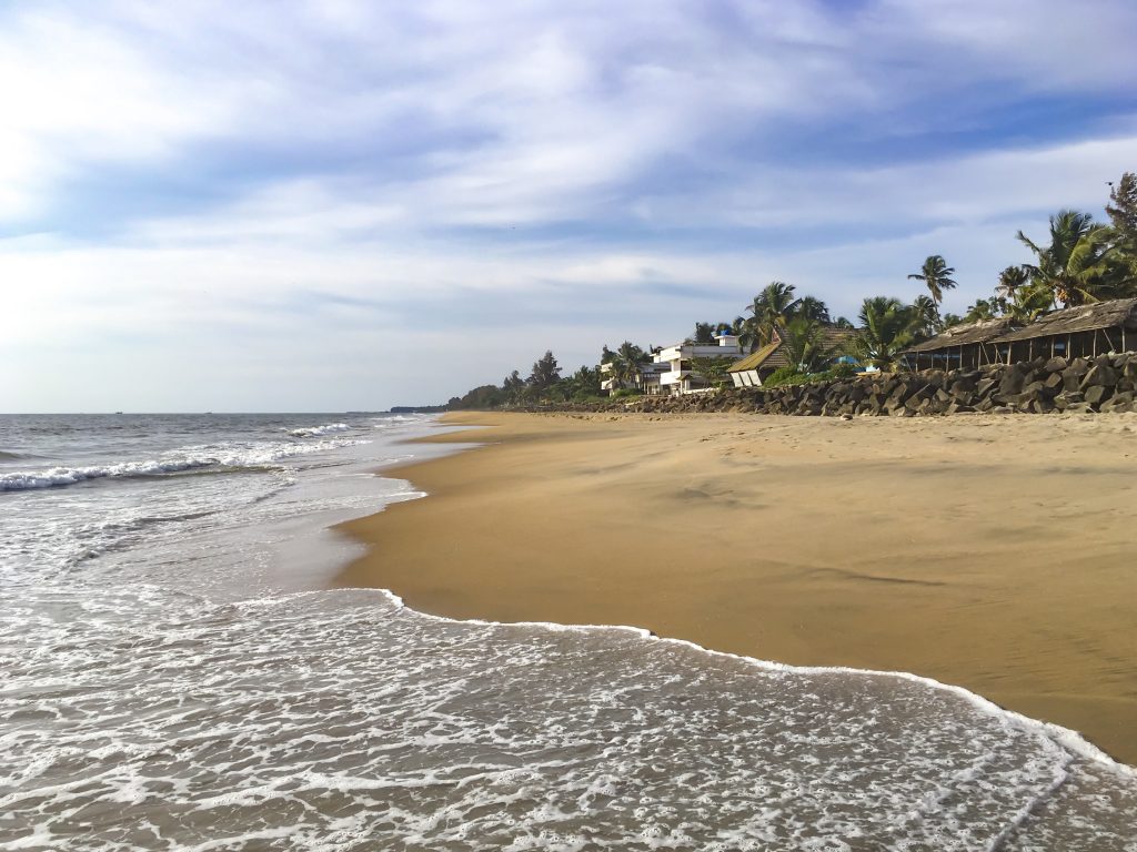 calm waves ont he golden shores of cherai beach 