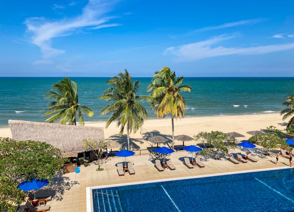 teluk cempedak beachfront hyatt kuantan pool